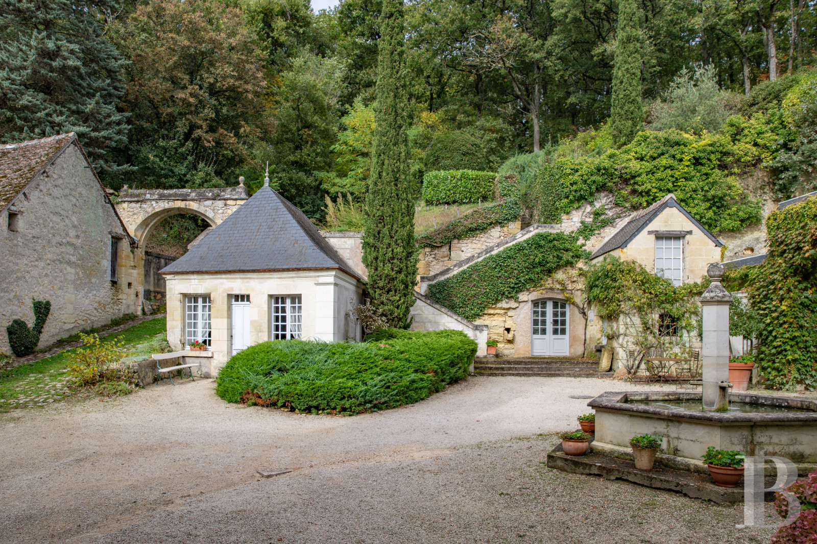 En Indre-et-Loire, sur les hauteurs d’un village, près d’Amboise, un château et son hameau en bordure de forêt - photo  n°49